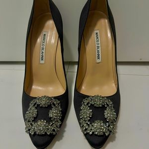 Manolo Blahnik Hangisi 105 Satin Black Pumps 37 in Box